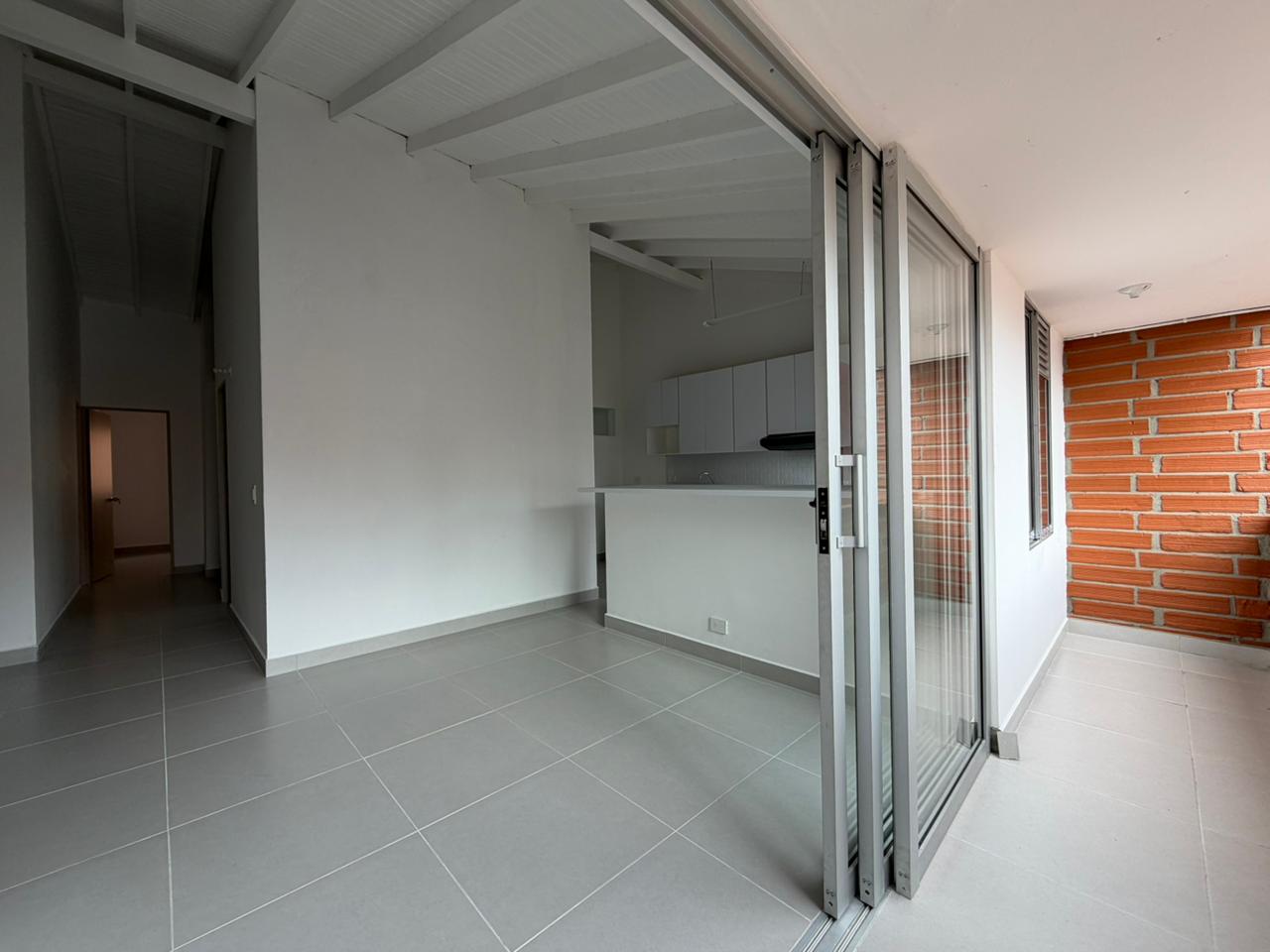 SE VENDE APARTAMENTO DE 98 m² CON PARQUEADERO EEP-1014 –LA AMERICA